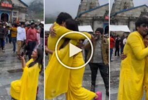 The girl proposed to her boyfriend in front of the Kedarnath temple