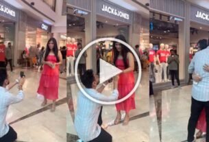boy proposed girlfriend in mall watch video
