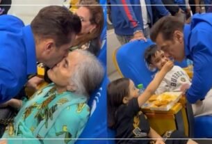 Salman Khan kissed mother Salma's cheek